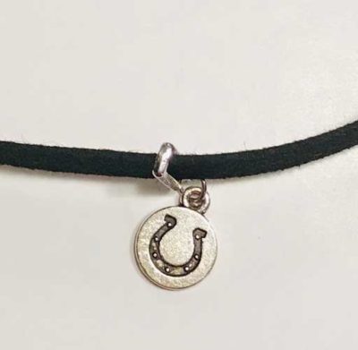 Black-round-horseshoe-choker---1-pendant